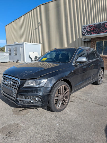 2014 Audi SQ5 3.0 TDI quattro wrecking for parts — photo 2