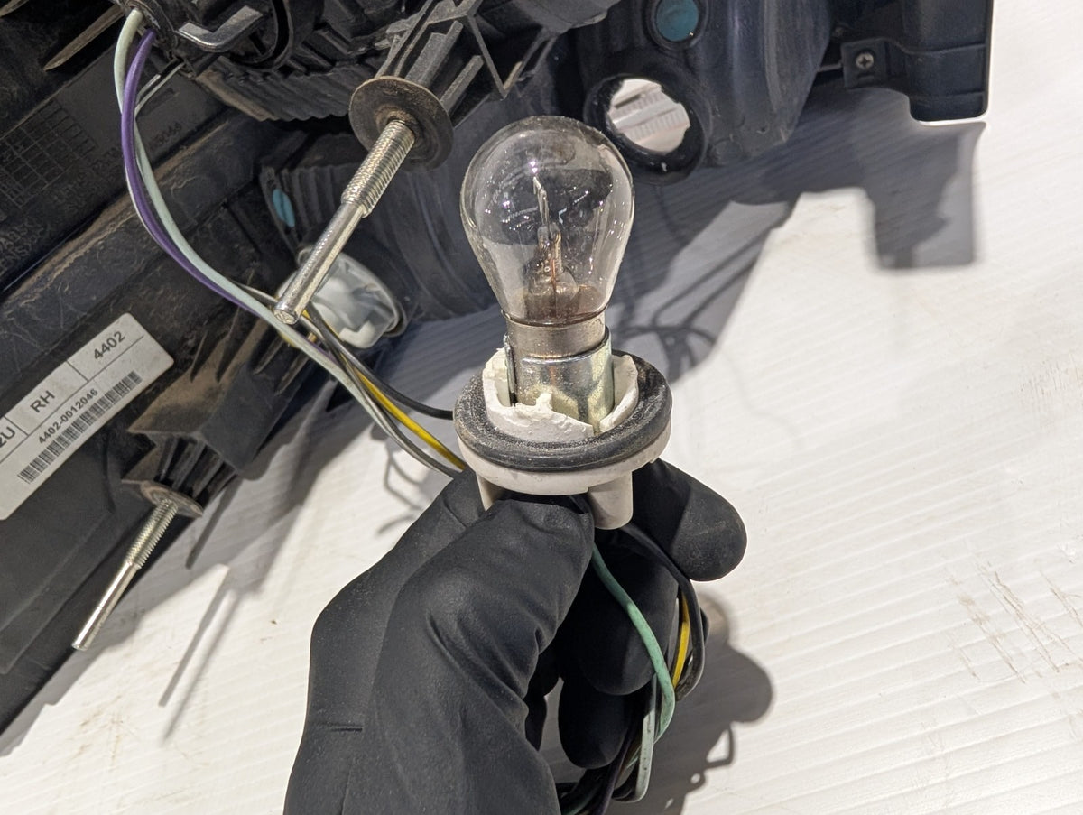 HOLDEN COMMODORE RIGHT TAILLIGHT VE, WAGON, 2006-2013 REVERSE BULB HOLDER BROKEN