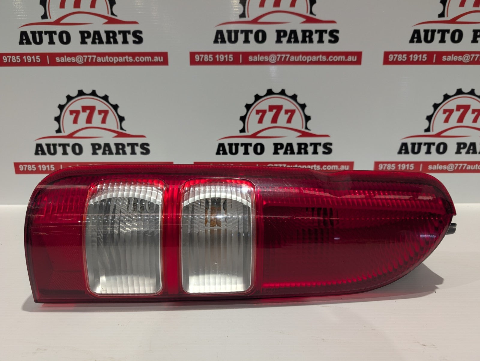 TOYOTA HIACE RIGHT TAILLIGHT LENS# 26-120, TRH/KDH, 01/05-04/19 05 06 07 08 09 1